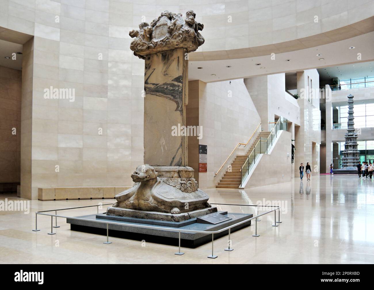 Seoul, Corea del Sud - Maggio 2019: Stele per il precettore buddista wollang nel Museo Nazionale Coreano. Stela sulla statua della tartaruga Foto Stock