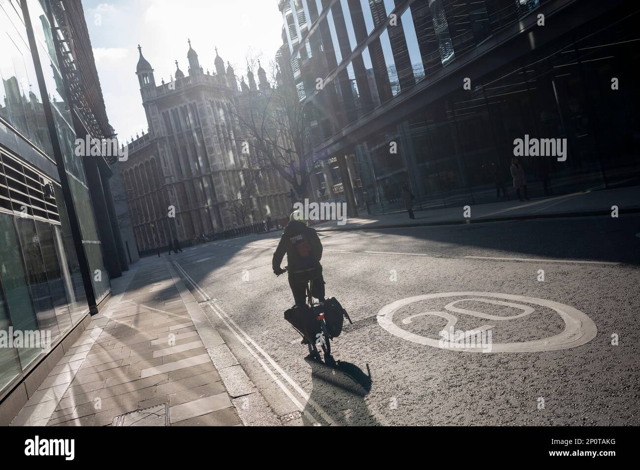 Il 2nd marzo 2023, a Londra, in Inghilterra, un ciclista supera un avvertimento del limite di velocità del 20mph nella City of London, il quartiere finanziario della capitale. Foto Stock