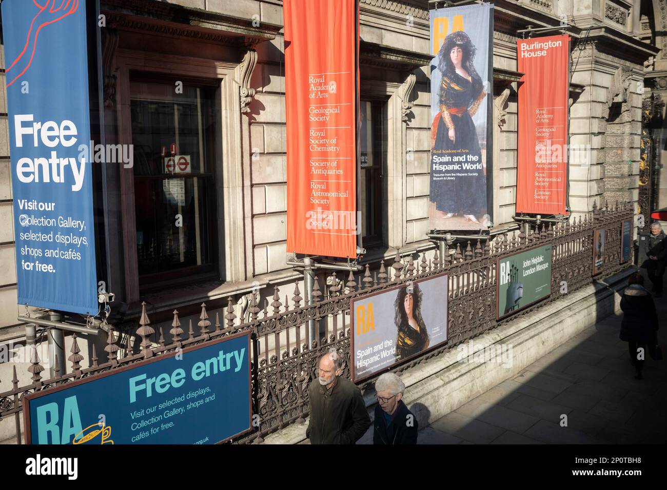 Gli striscioni appendono fuori dalla Royal Academy su Piccadilly, pubblicizzando l'attuale mostra "Spagna e il mondo ispanico" presso l'Istituto delle Arti della capitale, il 2nd marzo 2023, a Londra, Inghilterra. Foto Stock