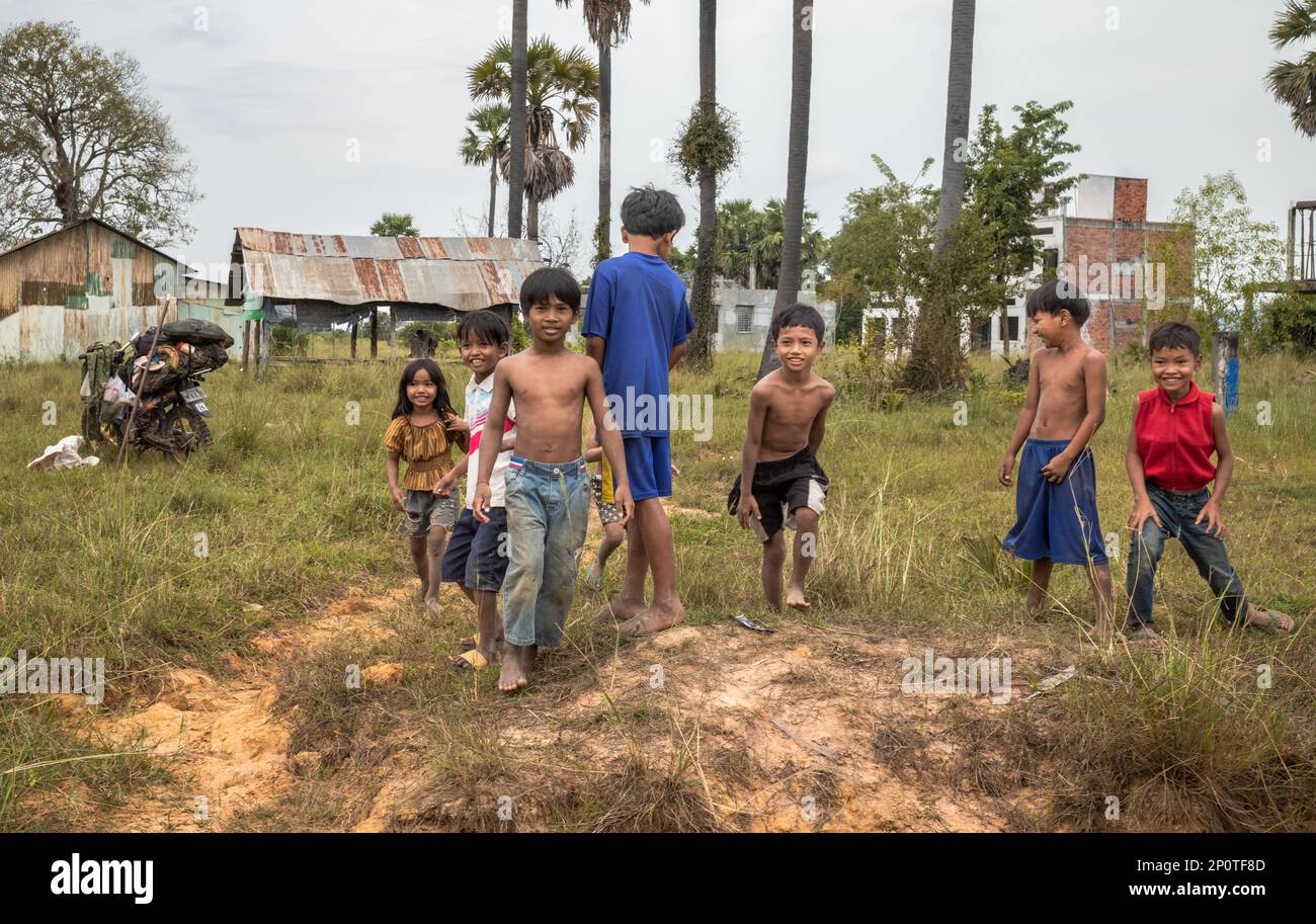 Un gruppo di bambini gioca in alcune terre desolate a Phumi Khna, provincia di Siem Reap, Cambogia. Foto Stock