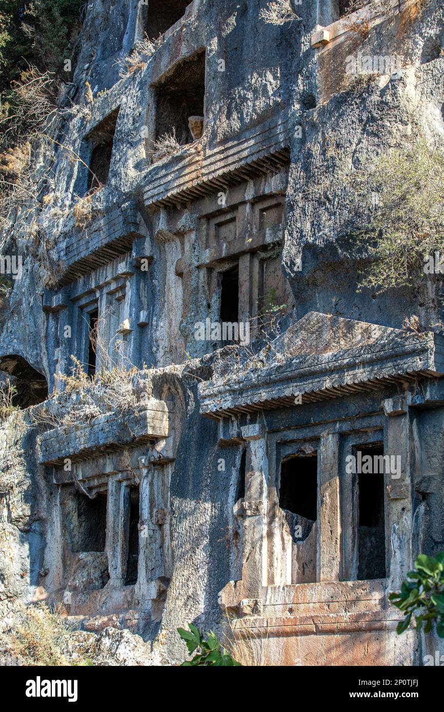 Antiche tombe rupestri e sarcofagi nella città di Telmessos, Fethiye, Mugla, Türkiye Foto Stock