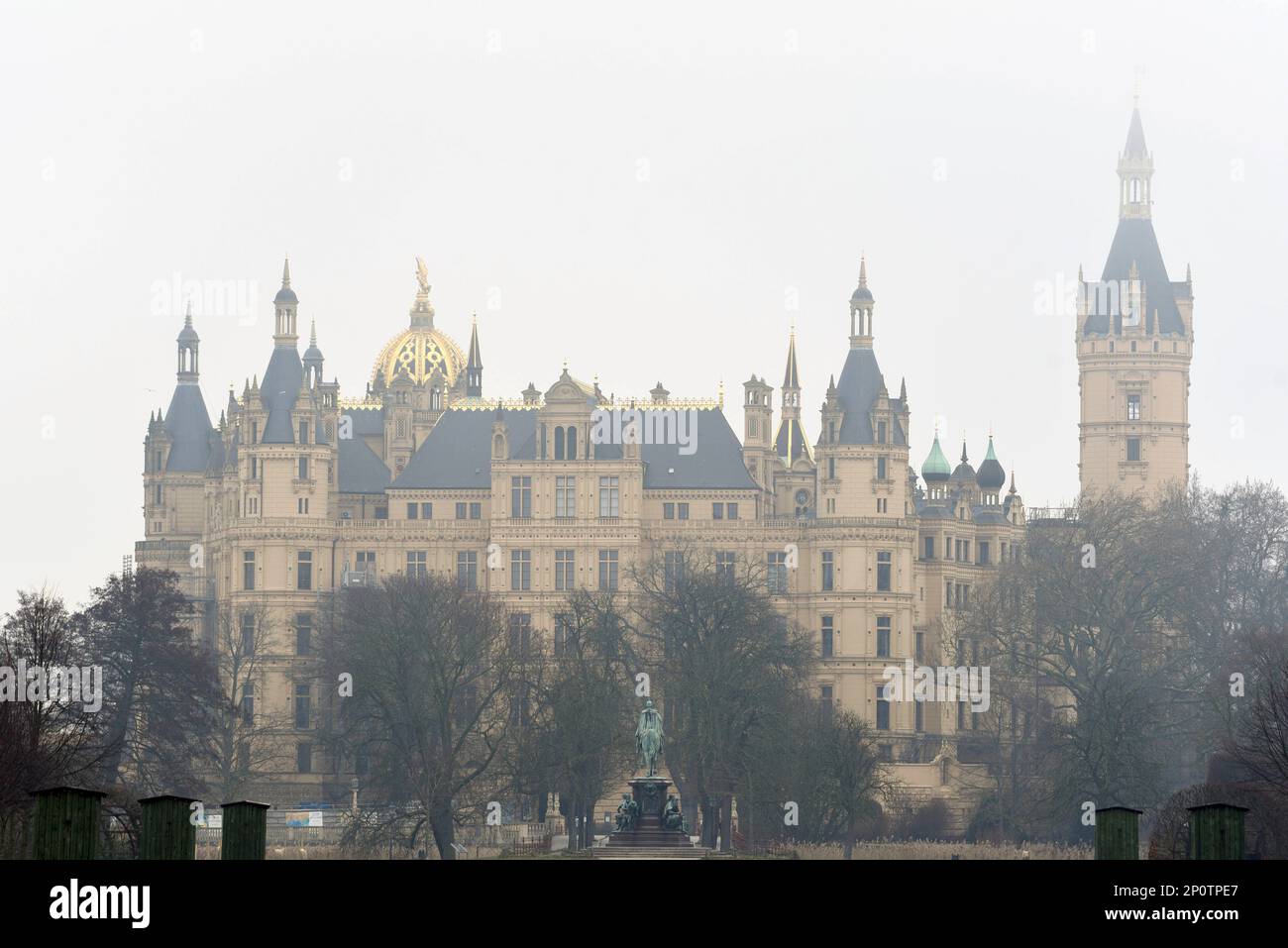 Schwerin, Germania. 03rd Mar, 2023. La nebbia circonda il castello di Schwerin, sede del parlamento statale di Meclemburgo-Pomerania anteriore. La commissione per le finanze del parlamento di Stato si riunisce oggi con il ministro delle finanze sulle distrutte dichiarazioni fiscali della Fondazione per la protezione del clima MV. Credit: Frank Hormann/dpa-Zentralbild/dpa/Alamy Live News Foto Stock