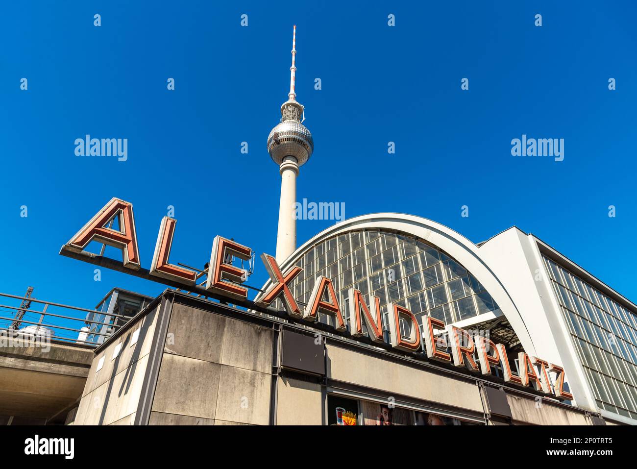 Alexanderplatz Station e Torre della televisione, Berlino, Germania Foto Stock