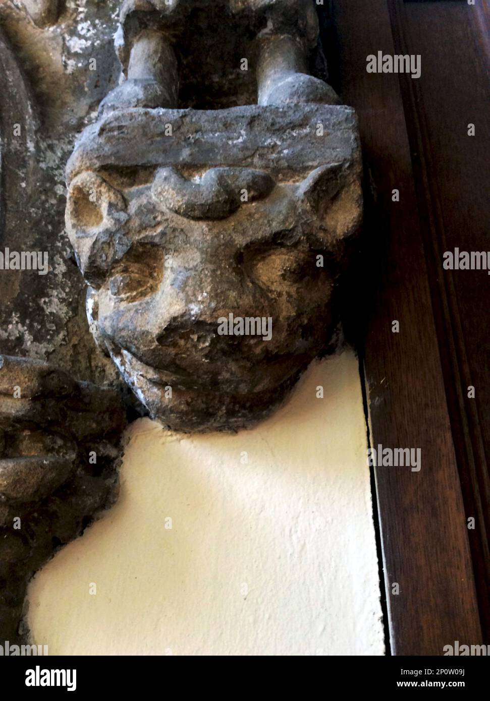 Il padre di Lewis Carrol era rettore della Chiesa di San Pietro, Croft on Tees. Il gatto Cheshire di Alice si è detto ispirato da questa scultura nella chiesa. Foto Stock