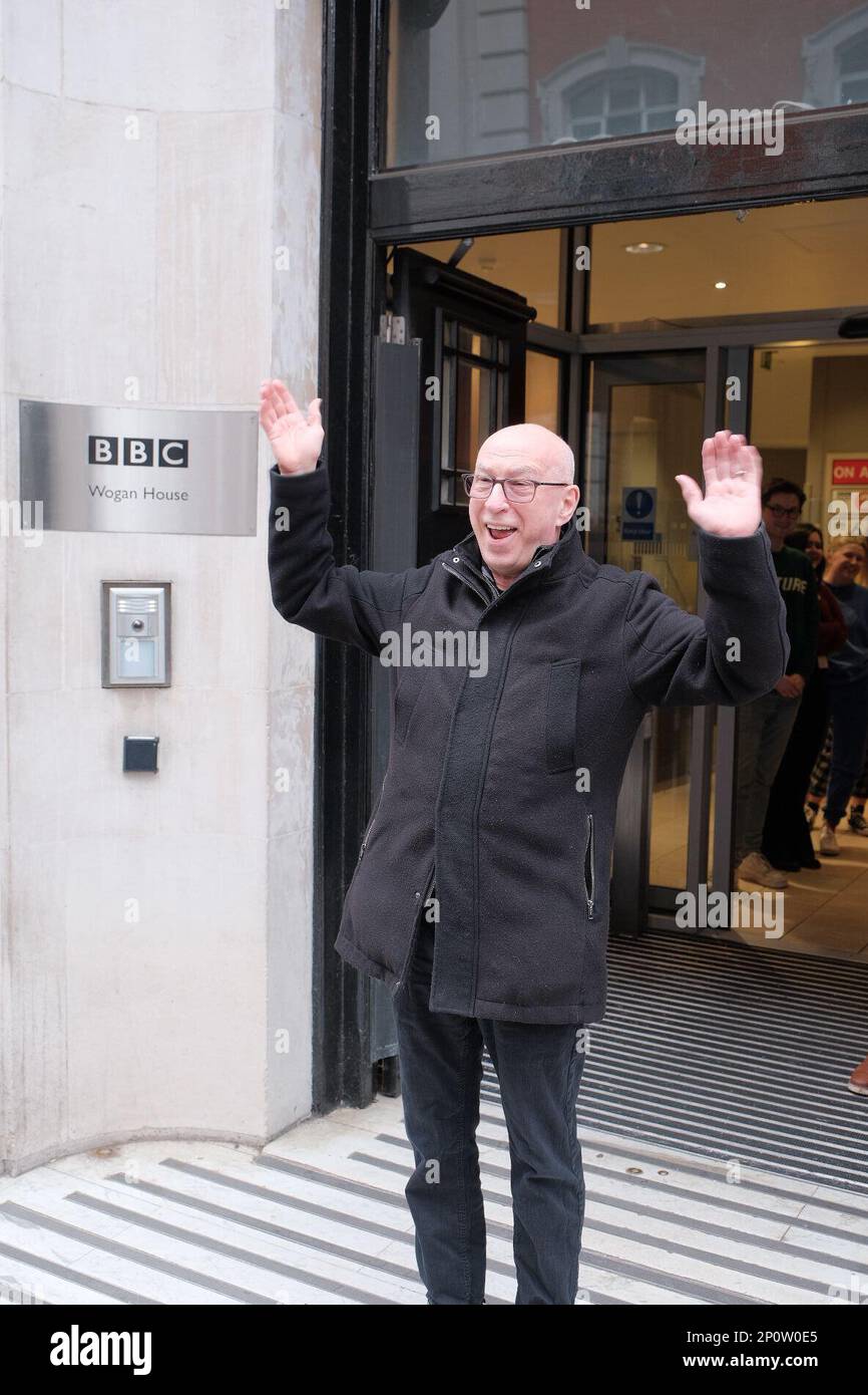 Londra, Regno Unito, 03/03/2023, Ken Bruce lascia la BBC radio 2 per l'ultima volta dopo aver ospitato lo spettacolo di metà mattina per oltre 30 anni. Ken si sposta a Greatest Hits radio e sarà sostituito su radio 2 da Vernon Kay su un Lunedi 15th maggio 2023. Credit Mark Lear / Alamy Live News Foto Stock