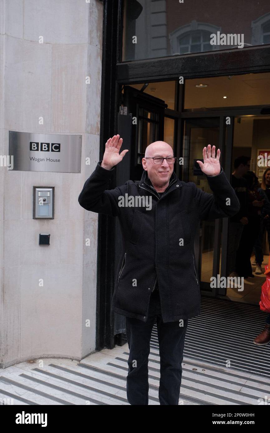 Londra, Regno Unito, 03/03/2023, Ken Bruce lascia la BBC radio 2 per l'ultima volta dopo aver ospitato lo spettacolo di metà mattina per oltre 30 anni. Ken si sposta a Greatest Hits radio e sarà sostituito su radio 2 da Vernon Kay su un Lunedi 15th maggio 2023. Credit Mark Lear / Alamy Live News Foto Stock