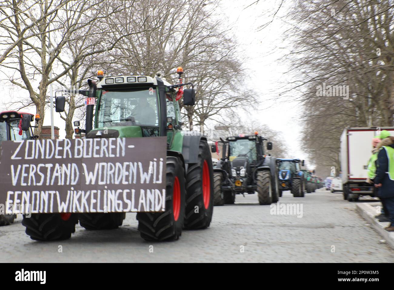 Bruxelles, 03 marzo 2023. L'immagine mostra un segno che recita "Zonder Boerenverstand worden wij een ontwikkelingsland” (senza senso agli agricoltori, diventeremo un paese in via di sviluppo) durante un incontro di agricoltori fiamminghi con i loro trattori, nel centro di Bruxelles, per protestare contro le nuove norme proposte per ridurre le emissioni di azoto, Venerdì 03 marzo 2023. Il governo fiammingo sta discutendo misure per ridurre le emissioni dell'industria e del settore agricolo. BELGA FOTO HATIM KAGHAT Foto Stock