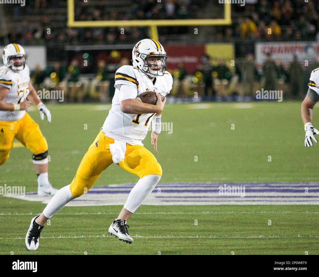 October 1, 2016: Wyoming Cowboys quarterback Josh Allen (17) runs with the ball during the third quarter in a NCAA Football matchup between the Wyoming Cowboys and Colorado State Rams at Sonny Lubick Field, Hughes Stadium Fort Collins CO, Scott D Stivason/Cal Sport Media (Cal Sport Media via AP Images) Foto Stock