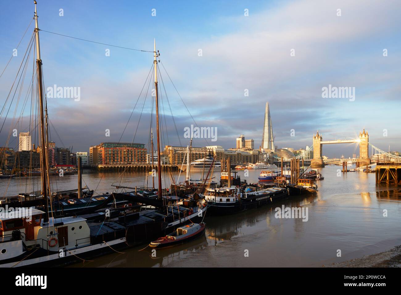 Barche ormeggiate sul Tamigi, il Shard e Tower Bridge sullo sfondo, Londra, Inghilterra, Gran Bretagna Foto Stock