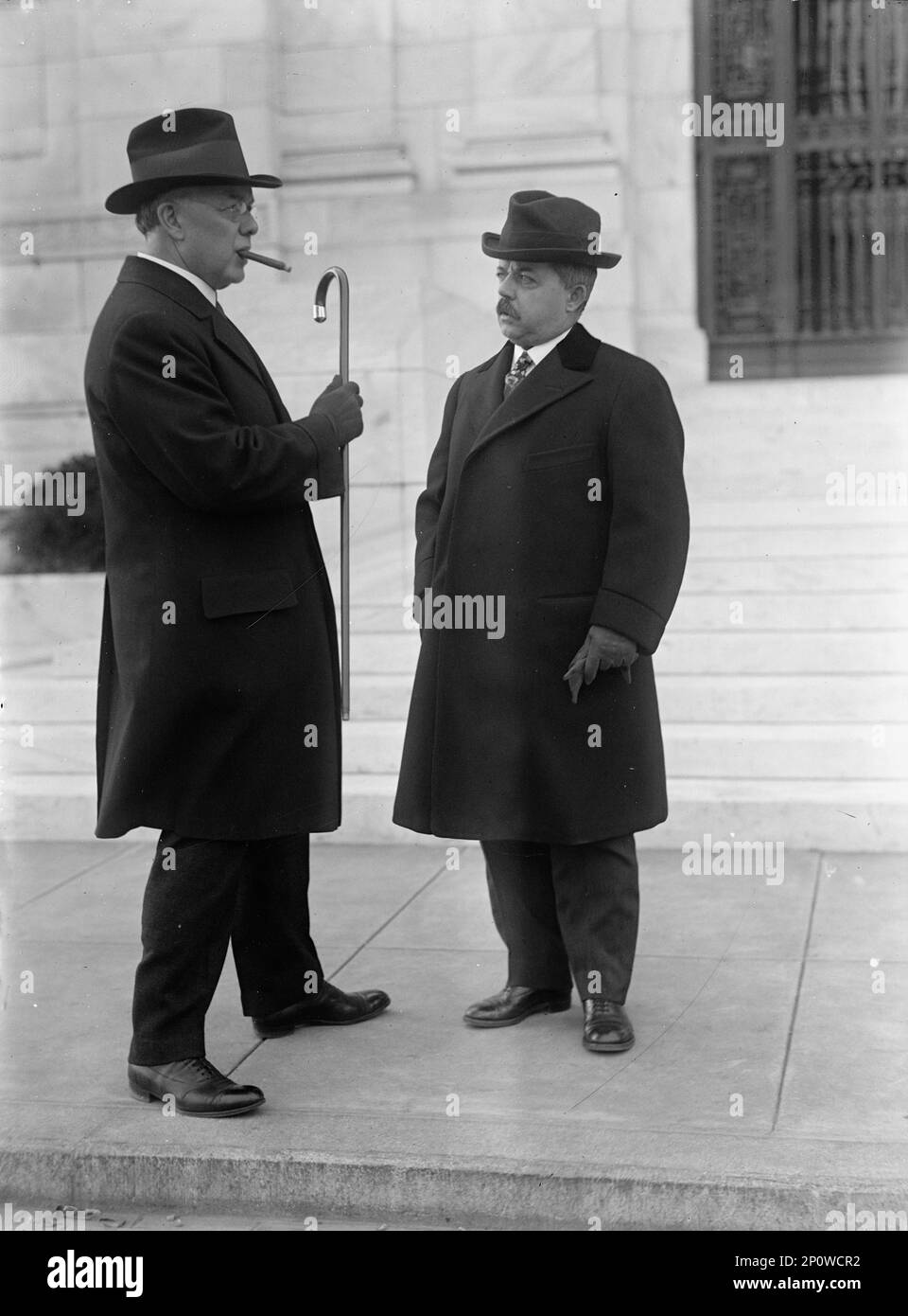 Joseph Holton Defrees di Chicago, Vice Presidente della Camera di Commercio degli Stati Uniti A sinistra, con F.A. Seilberling, 1918. Frank Seiberling ha co-fondato la Goodyear Tire &amp; Rubber Company e la Seiberling Rubber Company. Foto Stock