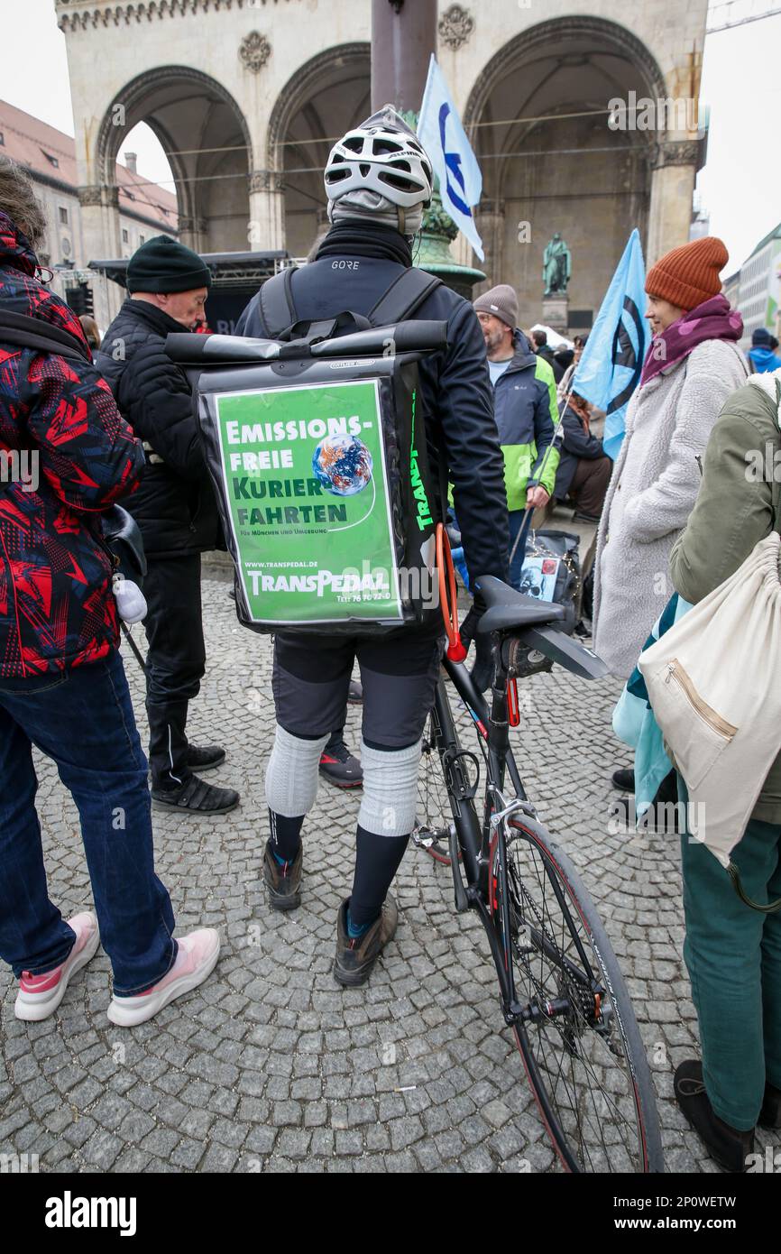 Monaco, Germania. 3rd Mar, 2023. Venerdì per il futuro Monaco: Gli attivisti del clima chiedono un'azione urgente a Monaco - esortando il governo tedesco a raggiungere gli obiettivi di neutralità climatica entro il 2025. Credit: Valerio Agolino / Alamy Live News Foto Stock