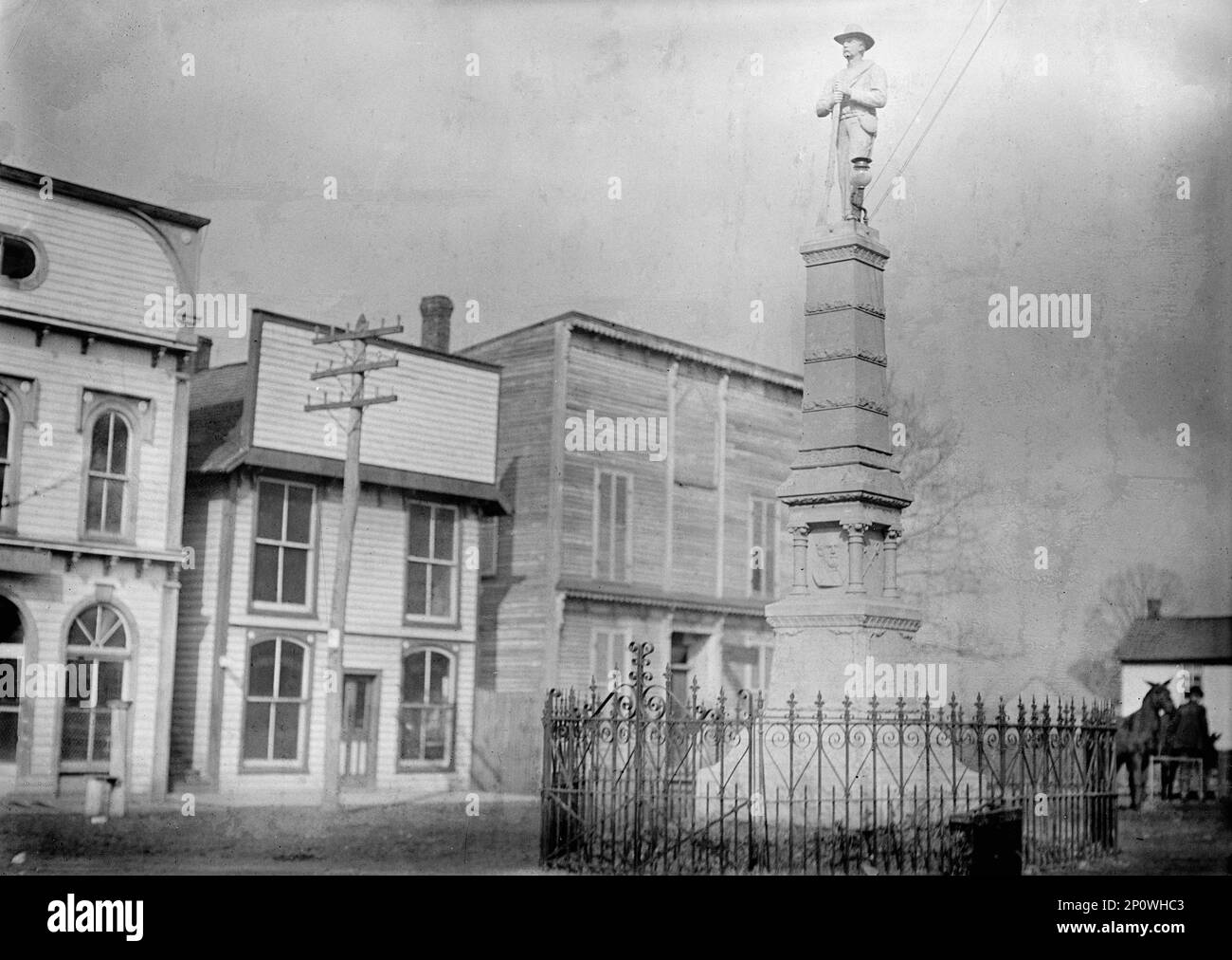 Feud - Scenes in Virginia Mountain Town a Trial After feud, 1912. Mostra il Carroll County Confederate Monument a Hillsville, Virginia. Collegato al secondo processo di Floyd Allen dopo aver ucciso il giudice al suo primo processo. Il proprietario terriero Floyd Allen è stato condannato e giustiziato per omicidio nel 1913 dopo una sparatoria del tribunale l'anno precedente che ha lasciato un giudice, un procuratore, uno sceriffo e altri due morti. Foto Stock