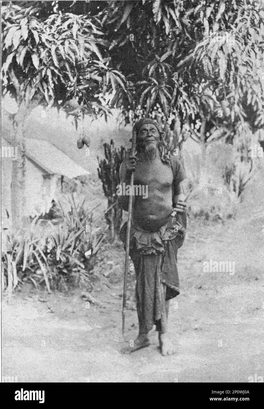 ''un sorcier au Congo francais (il porte en main l'insigne de ses fondtions: Une queue d'elefante); l'Ouest Africain', 1914. Da "Grande Geographie Bong Illustree", 1914. Foto Stock