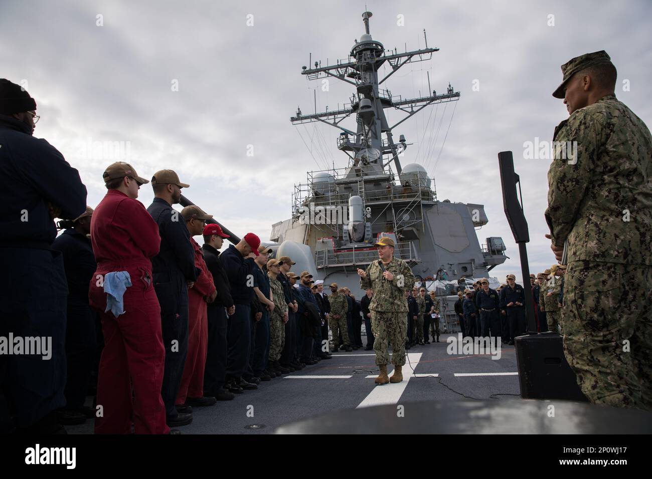 230222-N-TH560-0579 NORFOLK, Virginia (22 febbraio 2023) – Capo del personale Navale Vice ADM. Rick Cheeseman e personale, Manpower, e Capo della flotta di addestramento Delbert Terrell Jr. Parlare con i marinai durante una chiamata a tutte le mani a bordo del cacciatorpediniere missilistico guidato USS Stout (DDG 55), 22 febbraio 2023. Cheeseman e Terrell hanno visitato i comandi sul lungomare della Naval Station Norfolk per discutere la carriera, la retribuzione e i servizi del personale. Foto Stock