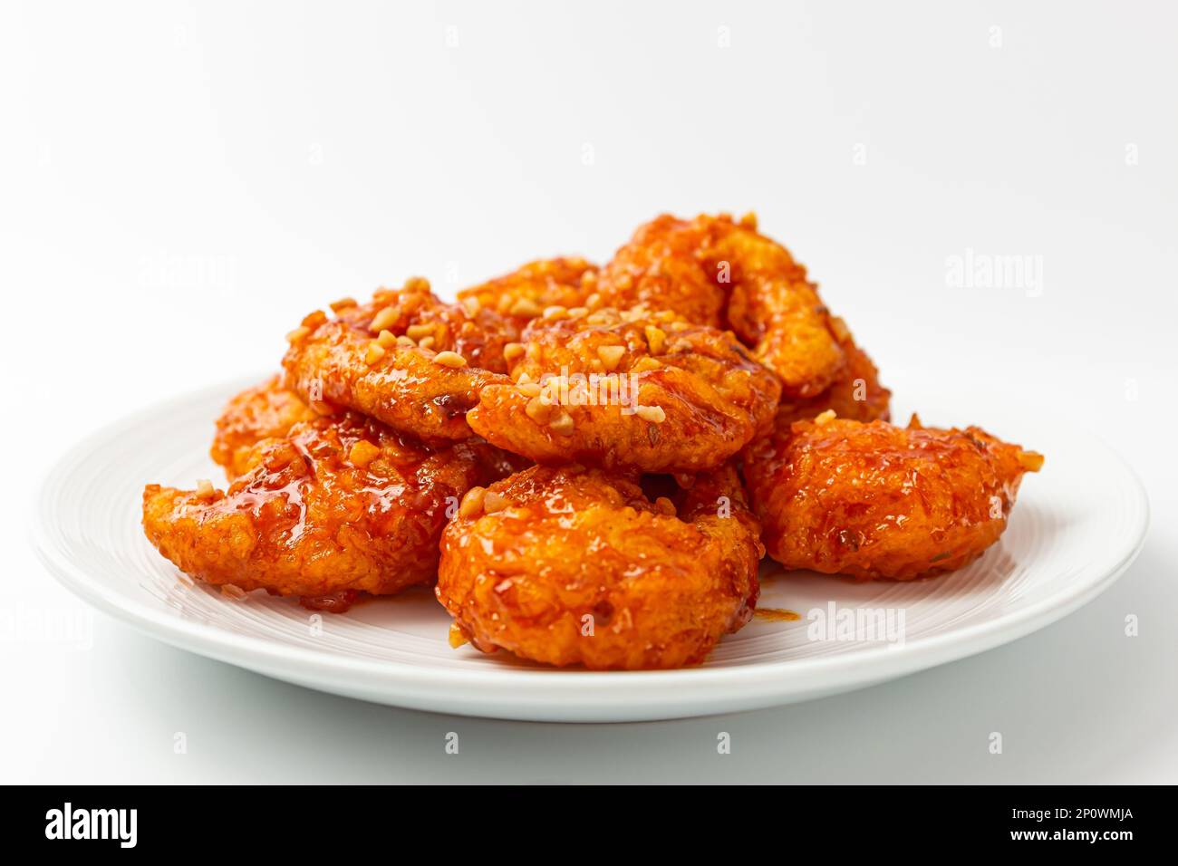 Cibo con condimento piccante e dolce. cibo fatto con gamberi fritti. Cultura gastronomica coreana Foto Stock