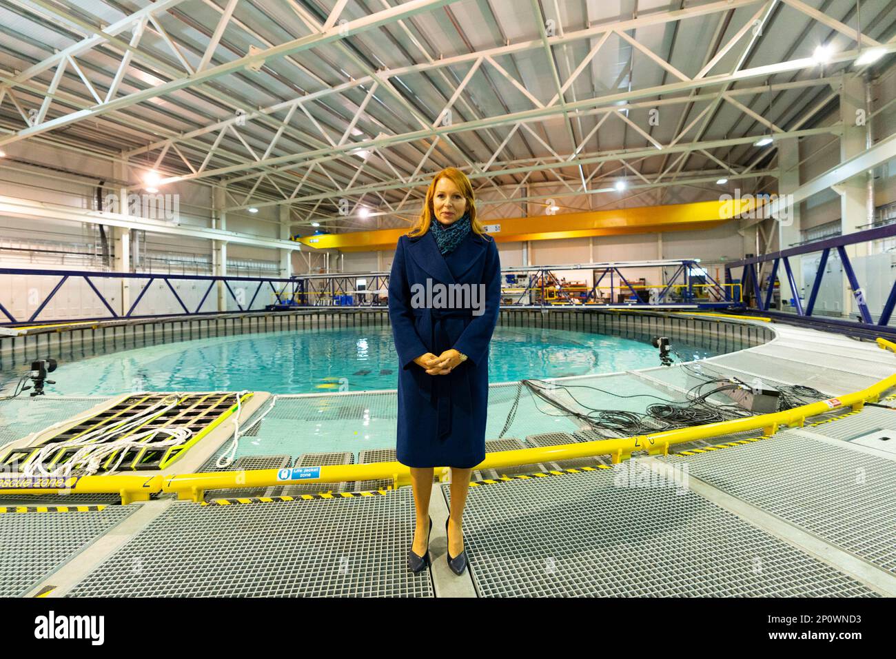 Edimburgo, Scozia, Regno Unito. 3 marzo 2023. Ash Regan visita la FloWave Ocean Energy Research Facility dell'Università di Edimburgo mentre continua il concorso di leadership SNP. L'Ash Regan e' dovuto fare un tour della struttura seguito da una dimostrazione del simulatore dell'oceano. La struttura FloWave è la prima struttura circolare a onde combinate e corrente al mondo, in cui il team svolge attività di ricerca e sviluppo con il settore privato e con il più ampio mondo accademico attraverso l'energia offshore, le onde e le maree. Iain Masterton/Alamy Live News Foto Stock