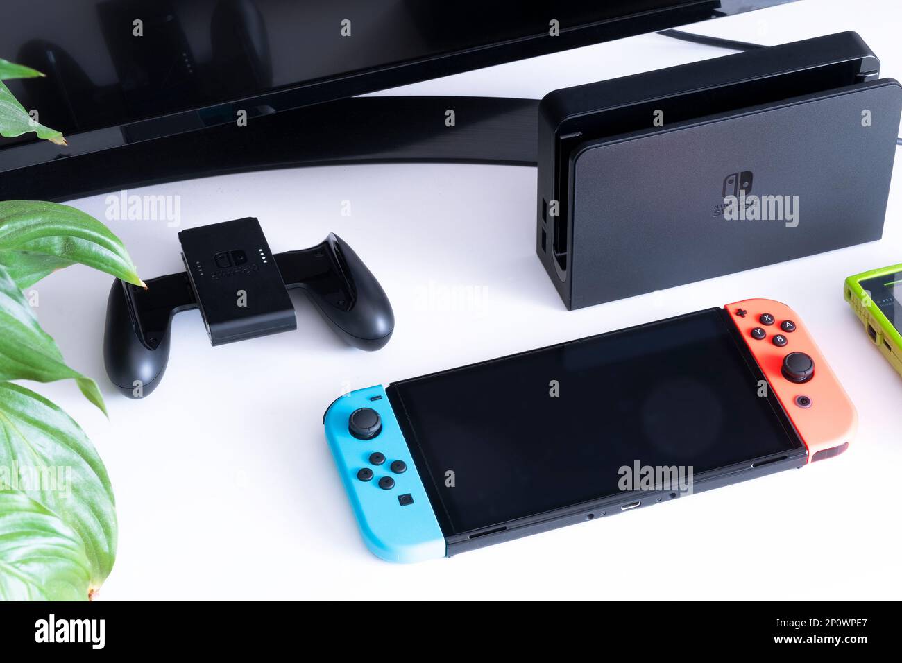 Nintendo Cambia console per videogiochi in un salotto di casa. Nessuna gente. Foto Stock