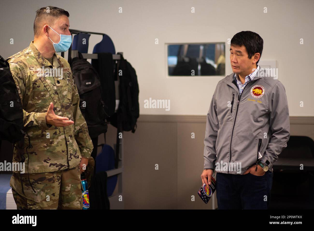 Gilbert Sanchez, direttore della Sunburst Youth Challenge Academy, a sinistra, mostra il Sen. David min, Chi rappresenta il 37th° distretto statale del senato della California, uno dei dormitori del cadetto come min e il suo staff imparano a conoscere il programma di recupero del credito delle scuole superiori e altri programmi della Guardia Nazionale della California durante una visita alla Joint Forces Training base, Los Alamitos, 20 gennaio 2023. Min fa parte della sottocommissione statale sul budget del senato per l’istruzione, e seleziona le commissioni per il successo degli studenti. Foto Stock