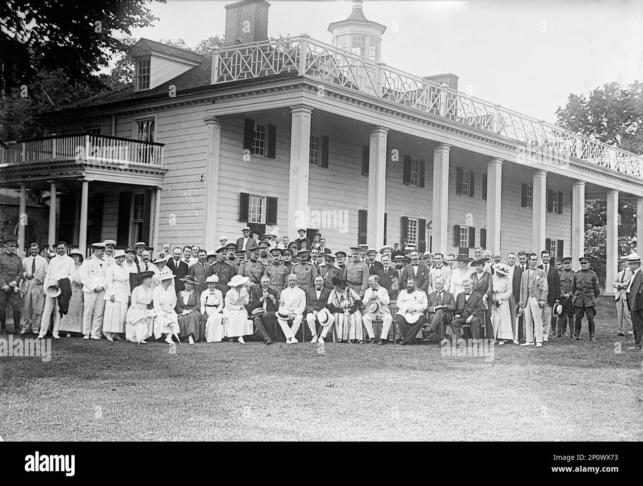 Gruppo al Monte Vernon, 1917. Un grande gruppo di membri belgi e russi della missione di guerra, ufficiali militari statunitensi, due membri del gabinetto e diversi membri della Mount Vernon Ladies Association posero davanti al Monte Vernon. Prima fila, da sinistra a destra a partire da donna in cappello bianco e ombrellone scuro: Jane Riggs, Margaret Wilson, Barone Ludovic Moncheur, Robert Lansing, ambasciatore russo Boris Bakhmetev, Addie Werth Bagley Daniels e Josephus Daniels; riga centrale, da sinistra a destra, a partire da uomo in uniforme militare: Col. Oranovsky, Gen. Lecquercq, maggiore Leon Osterrieth, Brig. Joseph E. Kuhn, An Foto Stock