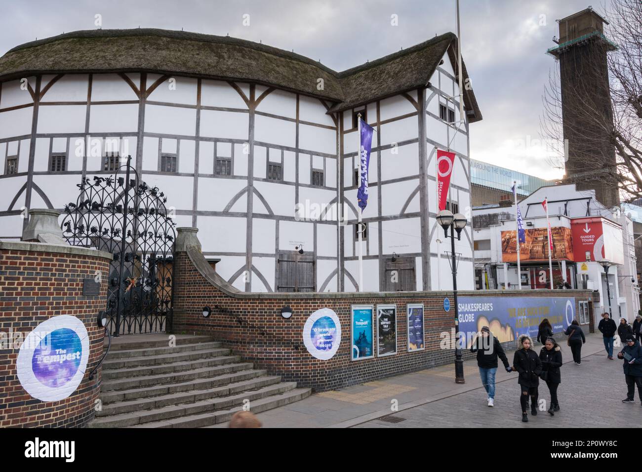 Theo Crosby's Shakespeare's Globe Theatre on London's Bankside, New Globe Walk, London, SE1, England, REGNO UNITO Foto Stock