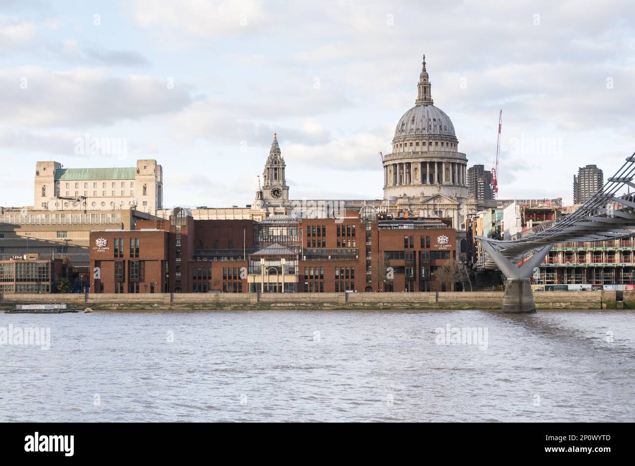 St Paul's Cathedral, il Millennium Bridge e la City of London School, Londra, Inghilterra, Regno Unito Foto Stock