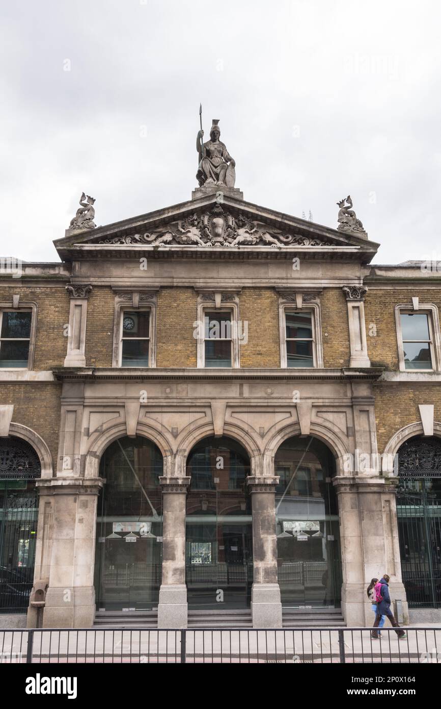 Statua di Britannia e frontone in cima al vecchio mercato di Billingsgate, Old Billingsgate Walk, Lower Thames Street, City of London, EC3, Inghilterra, Regno Unito Foto Stock