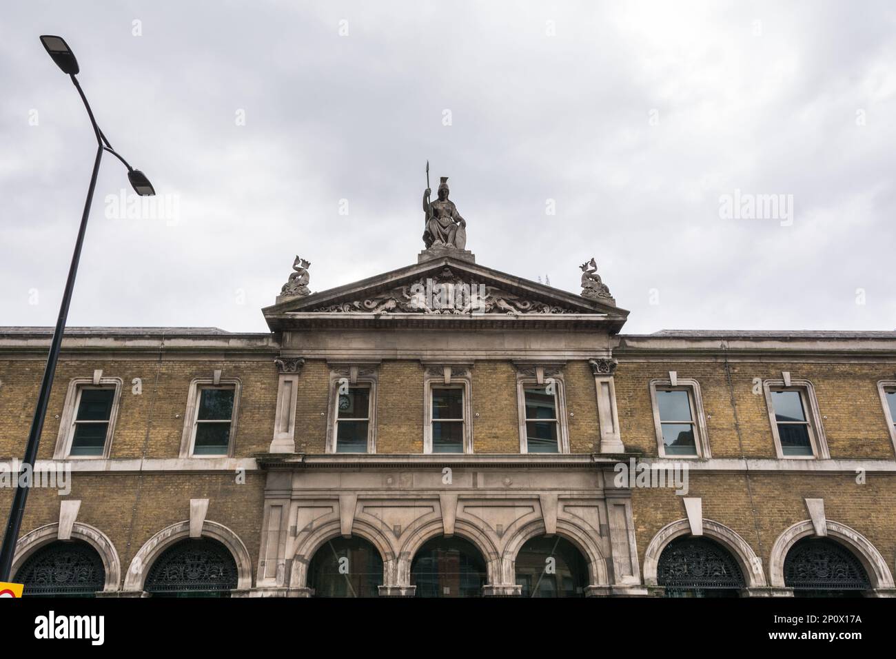 Statua di Britannia e frontone in cima al vecchio mercato di Billingsgate, Old Billingsgate Walk, Lower Thames Street, City of London, EC3, Inghilterra, Regno Unito Foto Stock