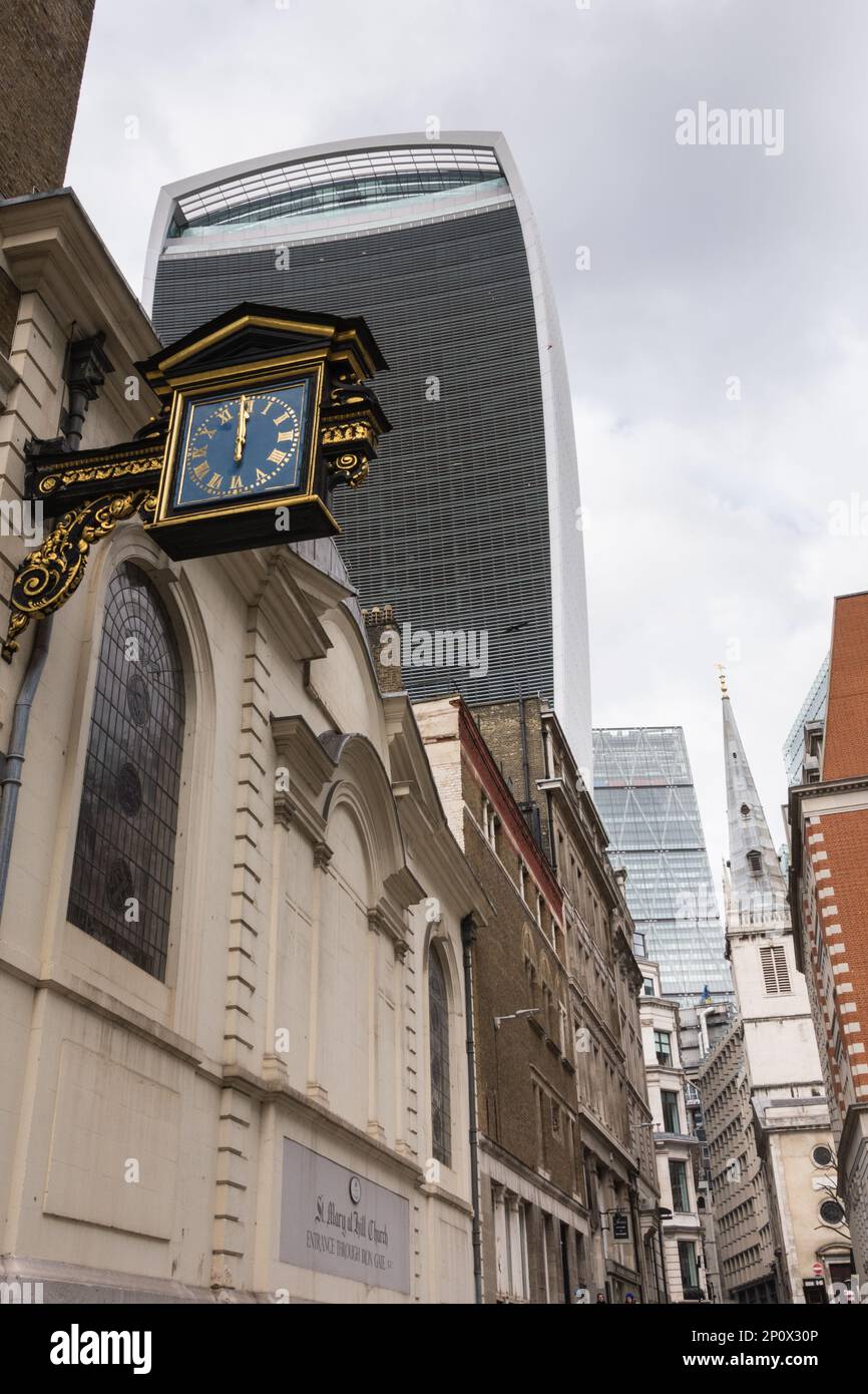 St Mary at Hill Church sul Lovat Lane con la Fenchurch Street 20 di Rafael Viñoly, nota anche come "The Walkie-Talkie" e la St Margaret Patterns Church, Inghilterra, Regno Unito Foto Stock