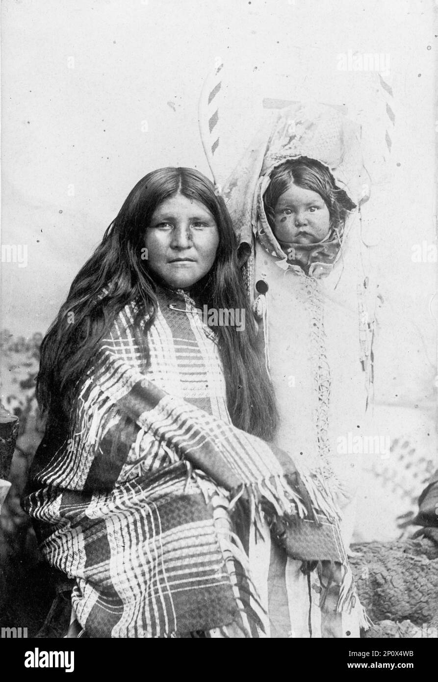 Indiani, americani - White River Ute Squaw, 1916. Donna nativa americana con il suo bambino su una tavola di culla. Il termine «squarcio» è ora considerato derogatorio, così come il termine «papoose». a volte utilizzato per fare riferimento a un vettore bambino. Foto Stock