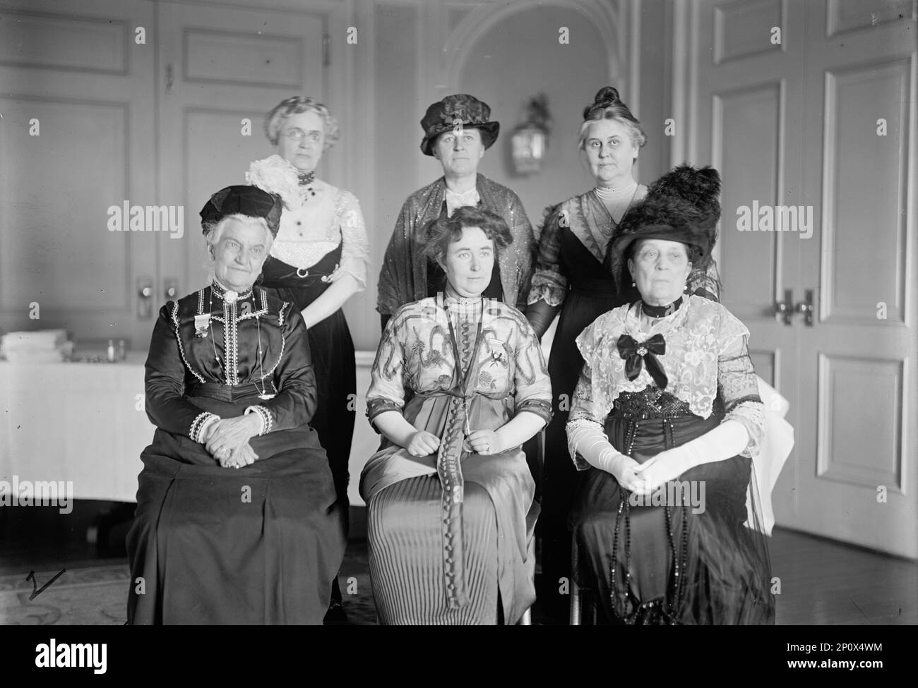 Aeroporto internazionale Congresso anti-Vivisezione - Back Row: Sig.ra Clinton Pichney Farrell; sig.ra L. B. Henderson; sig.ra Florence Pell Warning. Prima fila: Sig.ra Caroline E. White; sig.ra Lind-AF-Hageby; sig.ra R. G. Ingersol [sic], 1913. Attivisti e attivisti americani: Lizzy Lind af Hageby (prima fila, al centro) è stato un femminista svedese-britannico e un difensore dei diritti degli animali che è diventato un attivista antivisezione di spicco. Accanto a lei, (prima fila, a destra) è freethinker e agnostico Eva Parker Ingersoll, moglie di Robert G. Ingersoll. Foto Stock