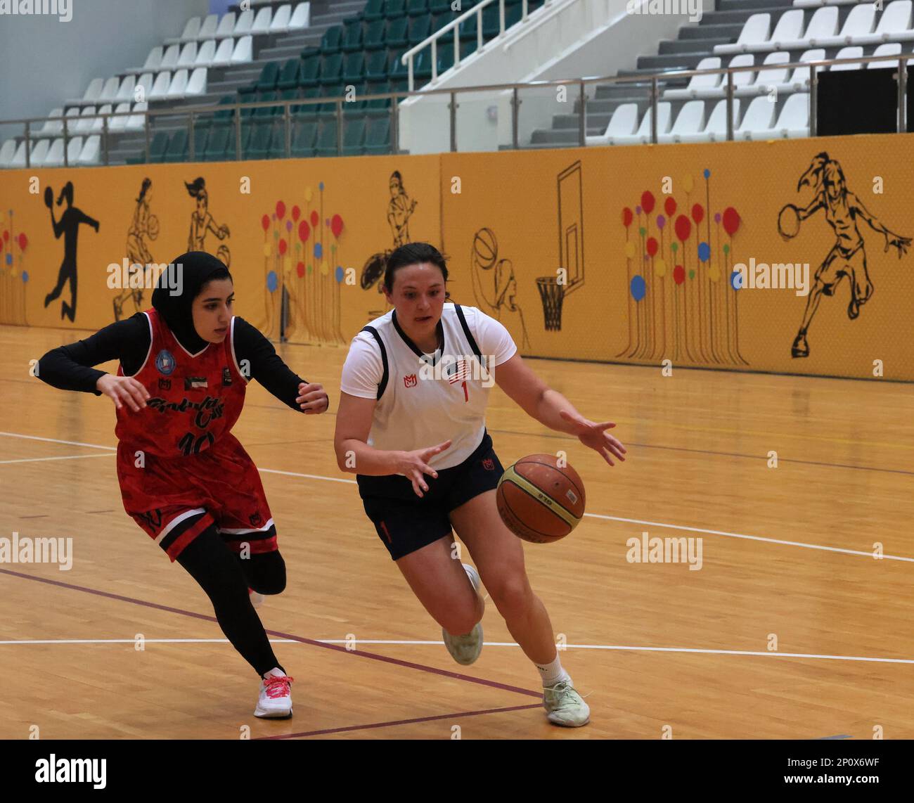 Sabato sera, il Team Valkyrie, composto da soldati americani attualmente in servizio ai Camps Arifjan e Buehring, compete in un amichevole incontro competitivo contro il Team Salwa, una squadra di club femminile supportata da Sheikha Salwa al-Sabah. Il team Salwa alla fine vince la partita, poi tutti si godono una cena insieme nel centro di Kuwait City, Kuwait, 18 febbraio 2023. Foto Stock