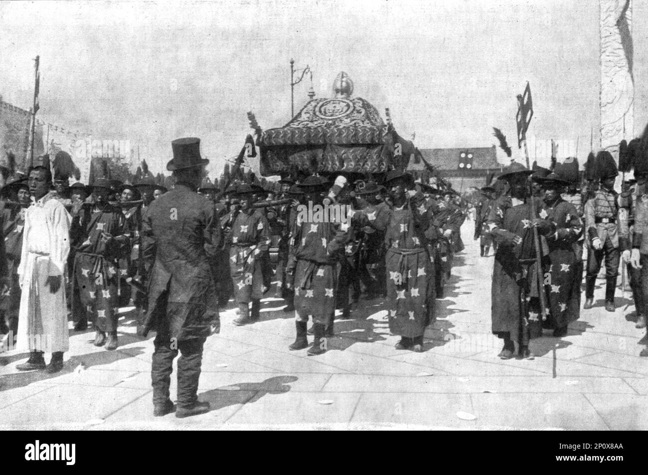 "Le changement de President en Chine; les funerailles de Yuan Chi Kai : le cercueil et ses porteurs en robes constellees", 1916. Da "Collection de la Guerre IV. L'Illustrazione Tome CXLVIII. La Guerre Juillet, Aout, Settembre, Ottobre, Novembre, Dicembre 1916". Foto Stock