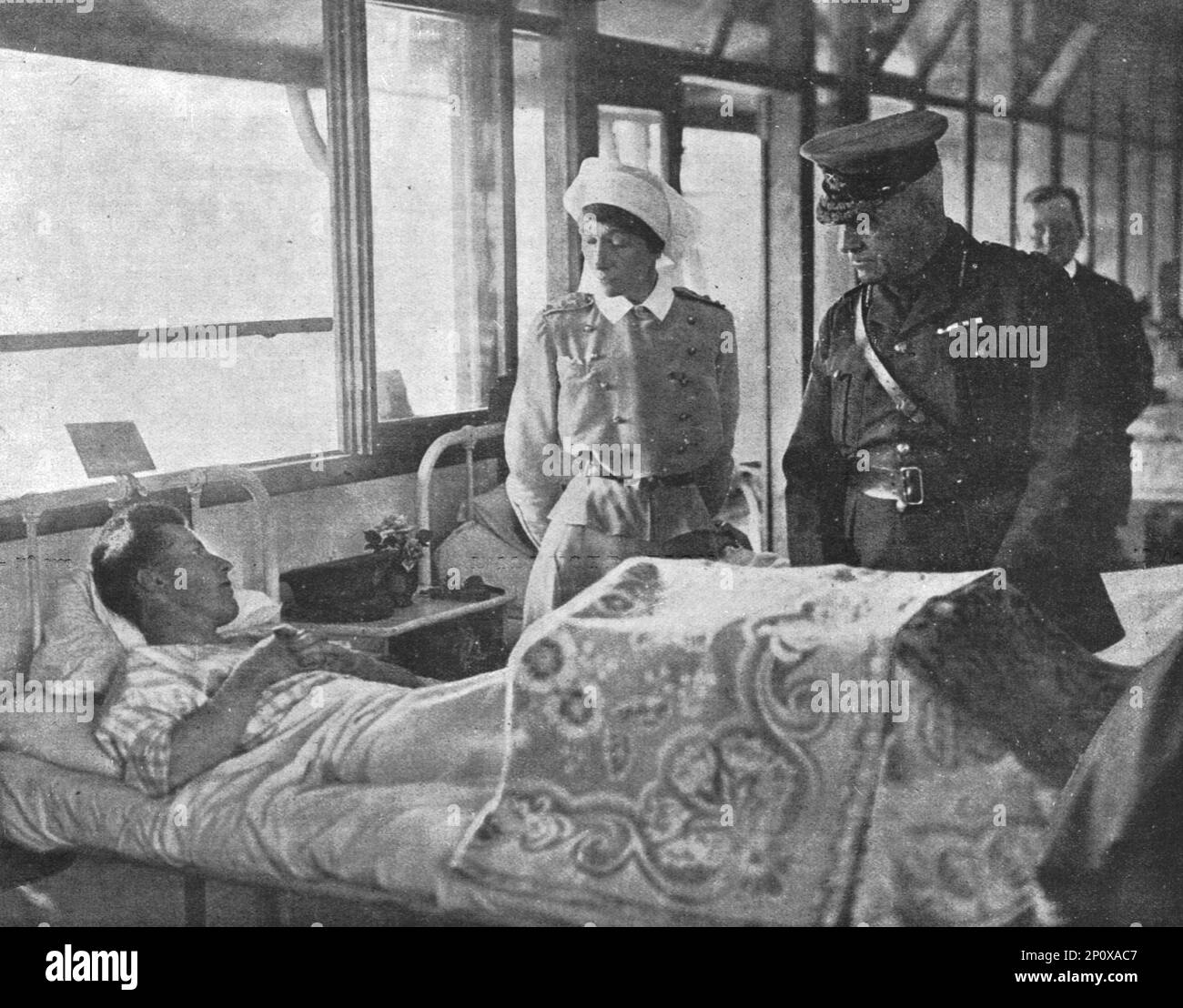 'Le sang Britannique verse sur les champs de Bataille de France pour la cause commune; le General Sir Sam Hughes, ministre de la Milice du Canada, actuellement en Angleterre, visite un des hopitaux ou sont soignes les Canadiens blesses en France', 1916. Da "Collection de la Guerre IV. L'Illustrazione Tome CXLVIII. La Guerre Juillet, Aout, Settembre, Ottobre, Novembre, Dicembre 1916". Foto Stock