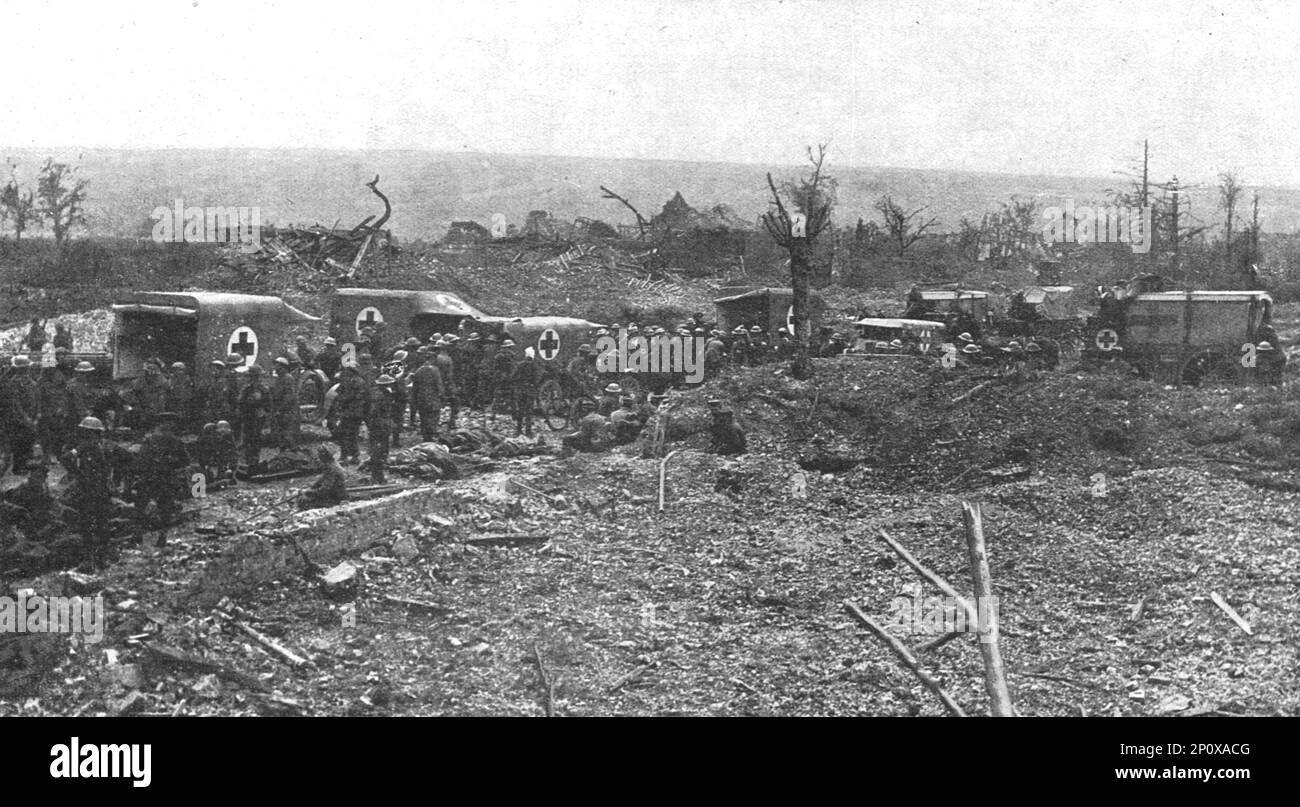 'Le sang Britannique verse sur les champs de bataille de France pour la cause commune; ambulances automobiles britanniques venant recueillir les blesses au milieu des ruines d'un des Villages de Picardie repris a l'ennemi. Parmi les blesses qui attend, on distingue quelques Allemands prigionieri', 1916. Da "Collection de la Guerre IV. L'Illustrazione Tome CXLVIII. La Guerre Juillet, Aout, Settembre, Ottobre, Novembre, Dicembre 1916". Foto Stock