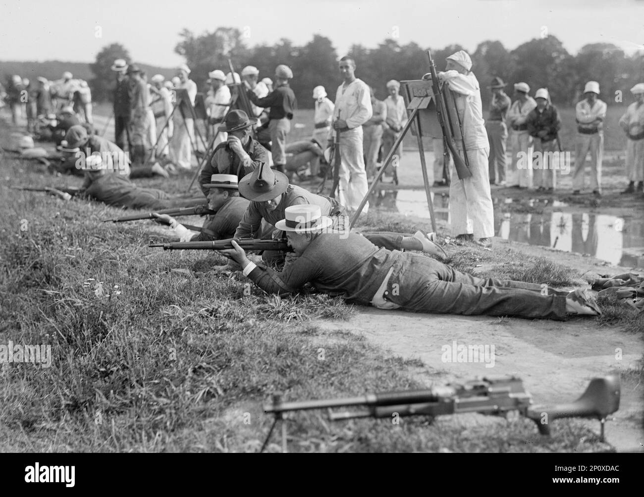 Marine Corps Rifle Range, Franklin D. Roosevelt e F.K. Corsia, tiro, 1917. Franklin D Roosevelt e Franklin Knight Lane sparano a fucili. Foto Stock