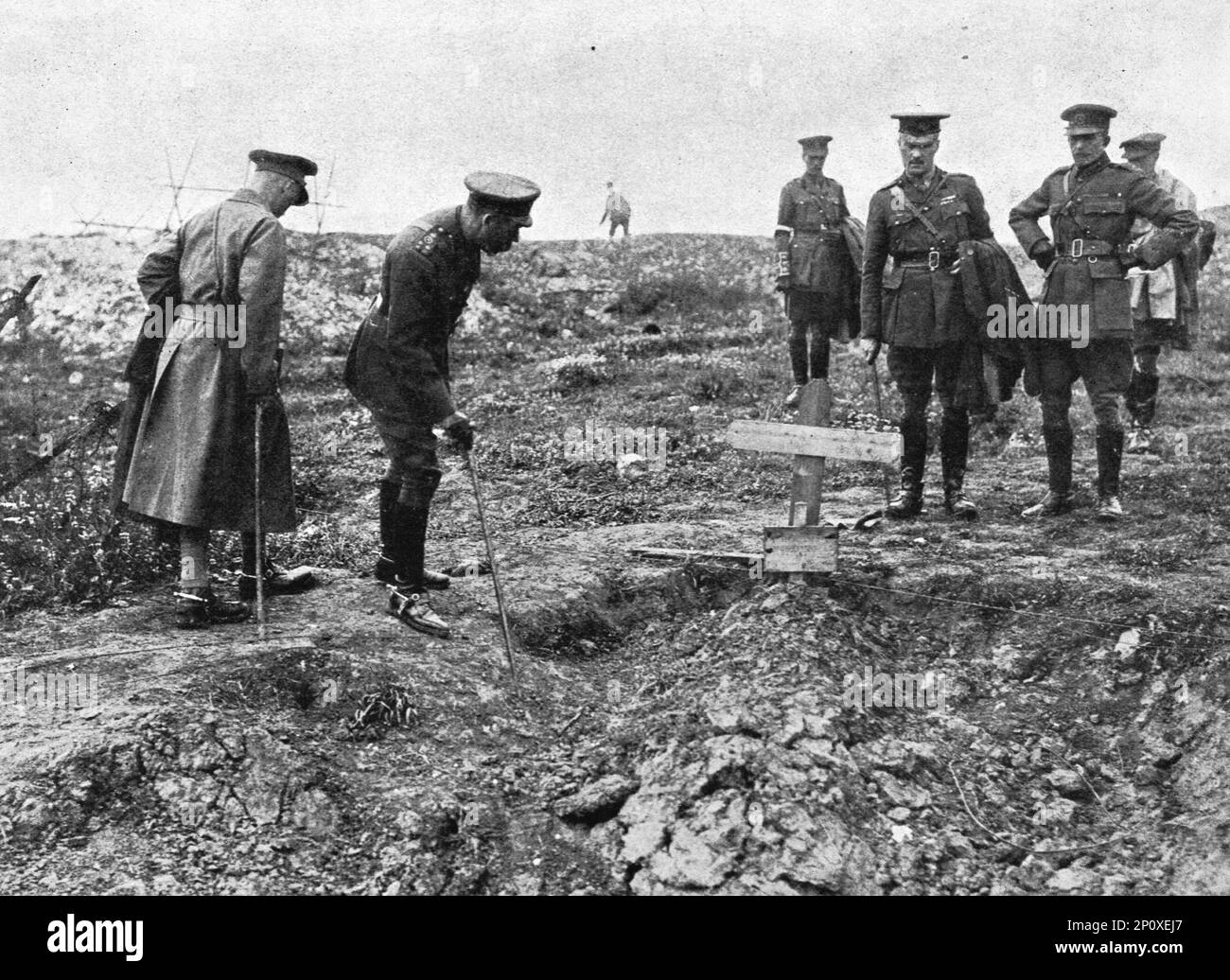 «La visite du roi d'Angleterre a ses armees et au front Belge; Au cours de la visite qu'il a faite aux champs de bataille de la Somme et dont nous avons deja parle, le roi se penche sur la tombe d'un de ses soldats, sur laquelle se lit cette semplice iscrizione: " Sconosciuto" (inconnu)', 1916. Da "Collection de la Guerre IV. L'Illustrazione Tome CXLVIII. La Guerre Juillet, Aout, Settembre, Ottobre, Novembre, Dicembre 1916". Foto Stock