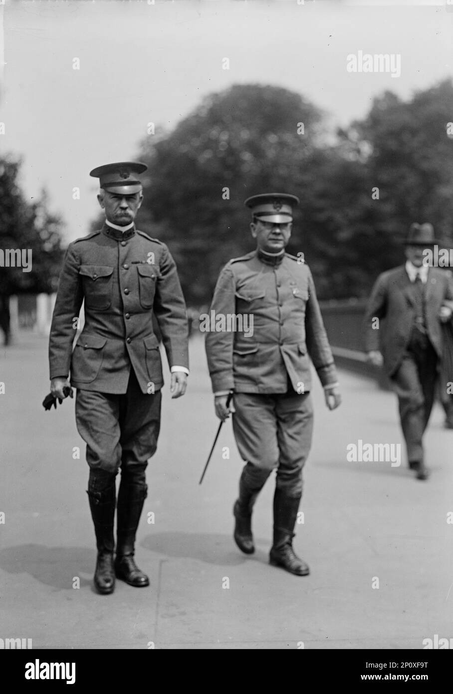 Major James J. Mayes, Stati Uniti Esercito, a destra, con il generale Brigadier William Crozier, 1917. Foto Stock