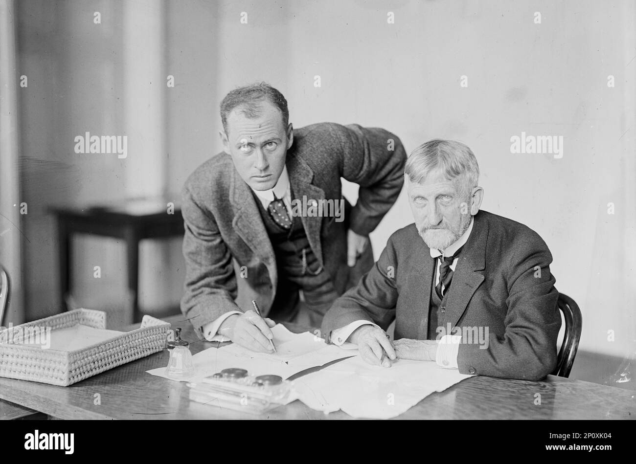 Frederick Mears, 1st tenente, Cavalleria, Stati Uniti Esercito, a sinistra, con William C. EDE, 1914. Mears era un ufficiale militare, ingegnere ferroviario ed esecutivo. EDE è stato ingegnere capo della Commissione di Ingegneria dell'Alaska. Foto Stock