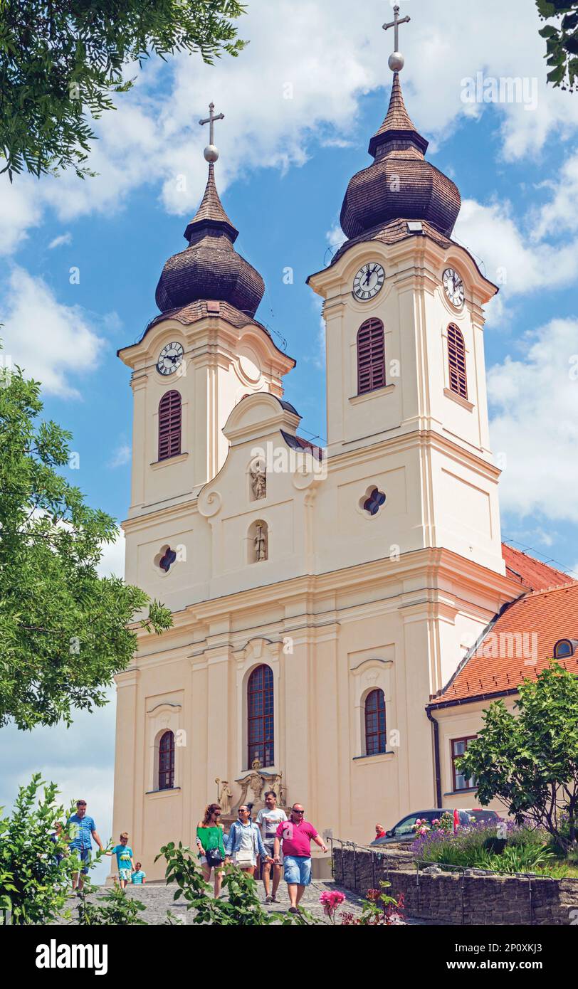 Tihany borgo sulle rive del Lago Balaton, sulla Penisola di Tihany, Ungheria. Xvii secolo una chiesa barocca costruita sul sito del decimo secolo abbazia benedettina. Foto Stock