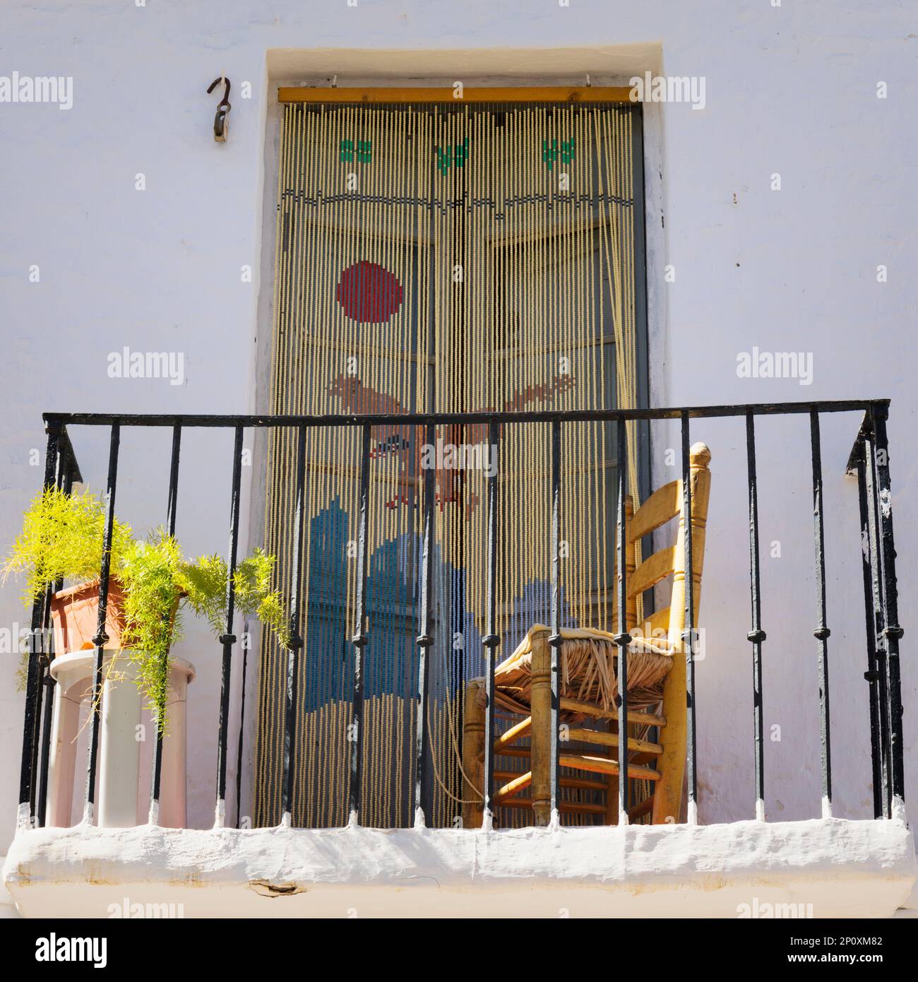 Nerja, Costa del Sol, Provincia di Malaga, Andalusia, Spagna meridionale. Sedia sul balcone. Scena tipica. Foto Stock