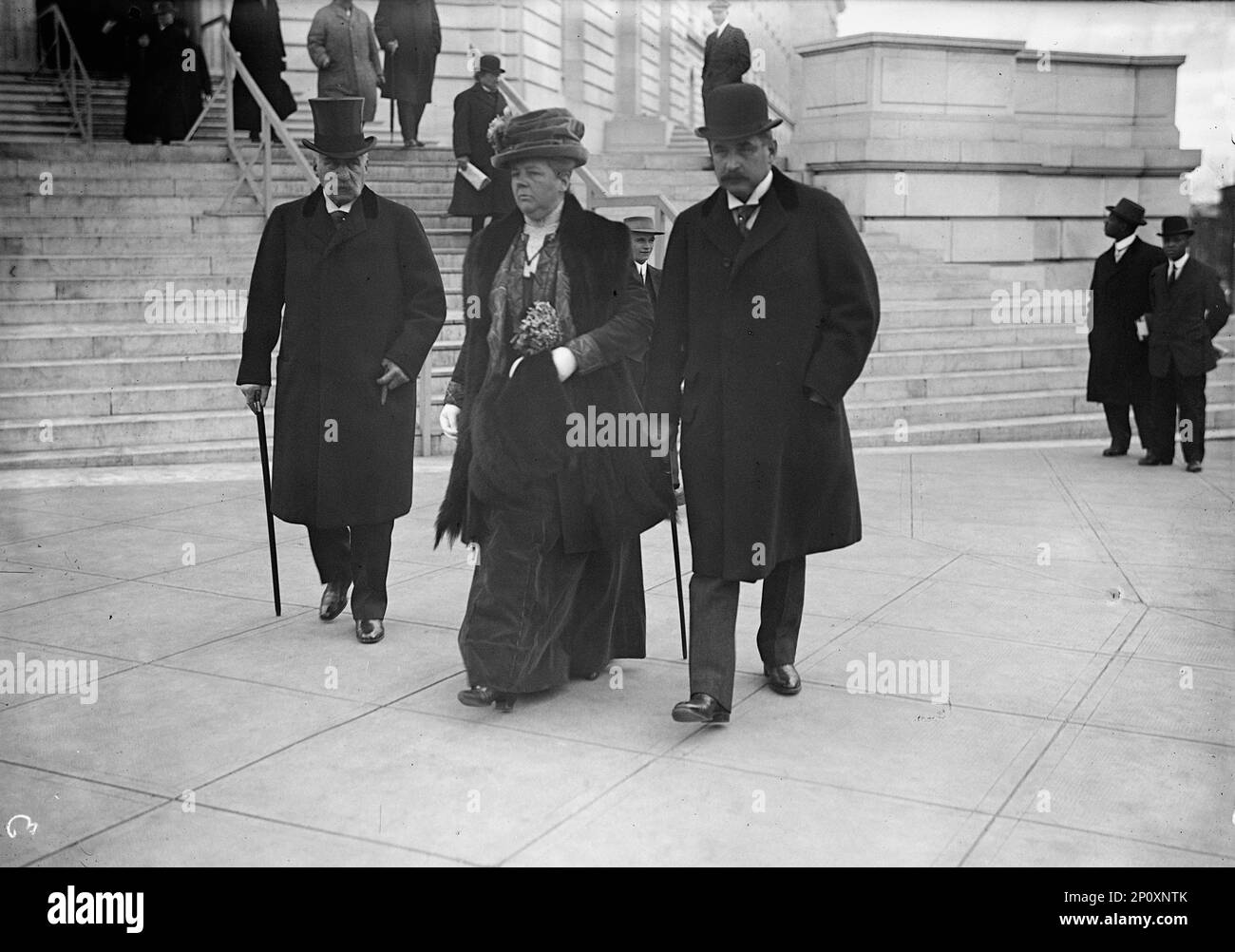 J. Pierpont Morgan Jr., a destra, con Padre J. P. Morgan Sr. E la signora Herbert Satterlee (Louisa Pierpont Morgan, figlia di J. P. Morgan Sr.), 1912. Finanzieri americani e banchieri di investimento. Foto Stock