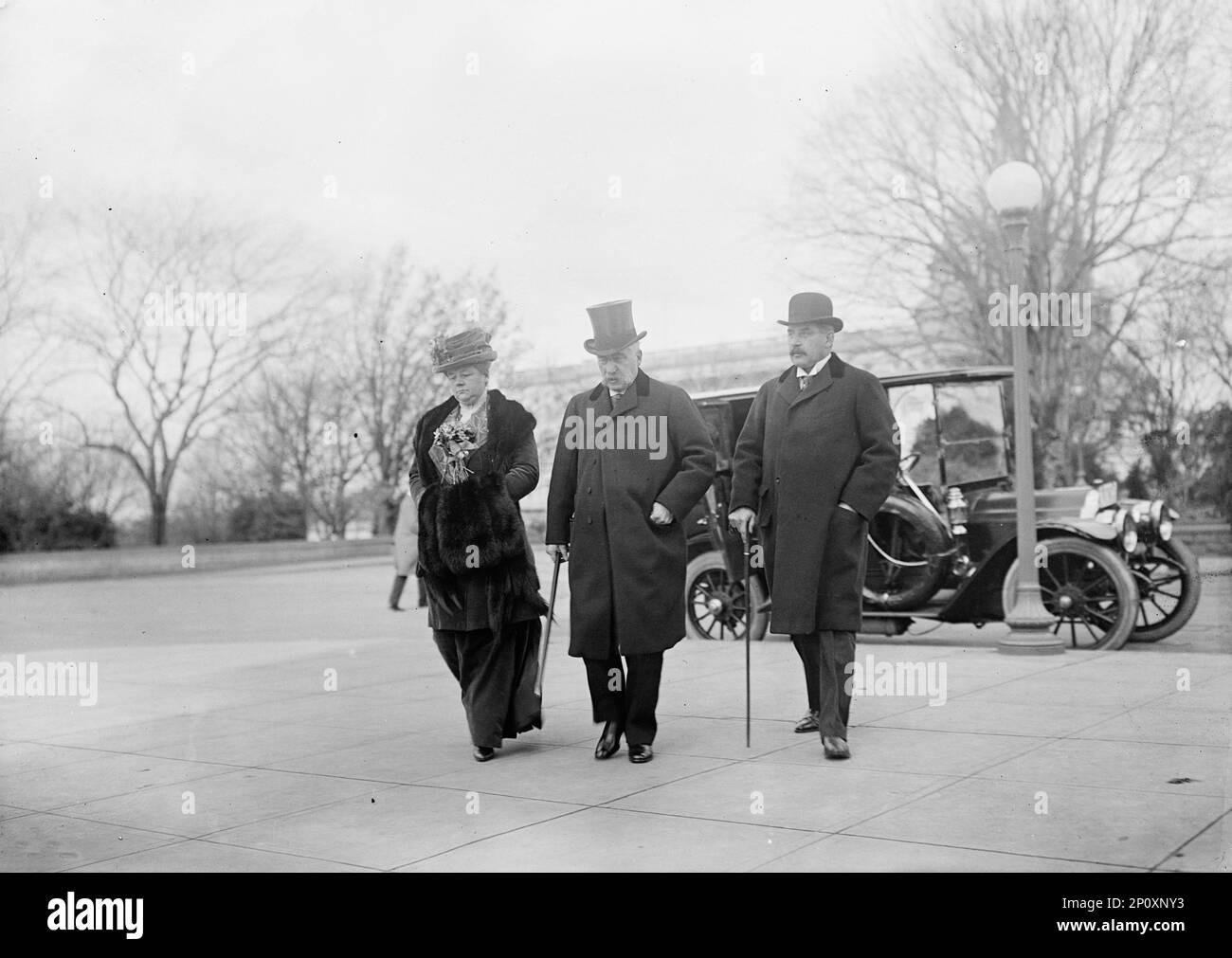 J. Pierpont Morgan Jr., a destra, con Padre J. P. Morgan Sr. E la signora Herbert Satterlee (Louisa Pierpont Morgan, figlia di J. P. Morgan Sr.), 1912. Finanzieri americani e banchieri di investimento. Foto Stock