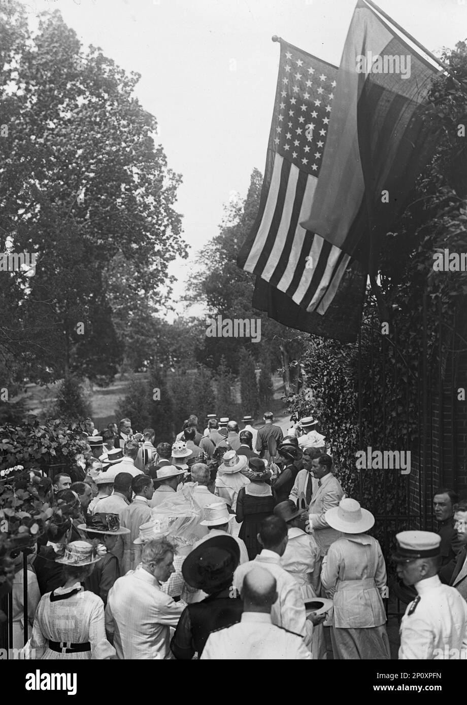 Monte Vernon - Tomba di Washington, 24 giugno 1917. Un grande gruppo di membri belgi e russi della missione di guerra, ufficiali militari statunitensi, due membri del gabinetto e diversi membri della Mount Vernon Ladies Association mentre stanno lasciando la tomba di Washington. Foto Stock