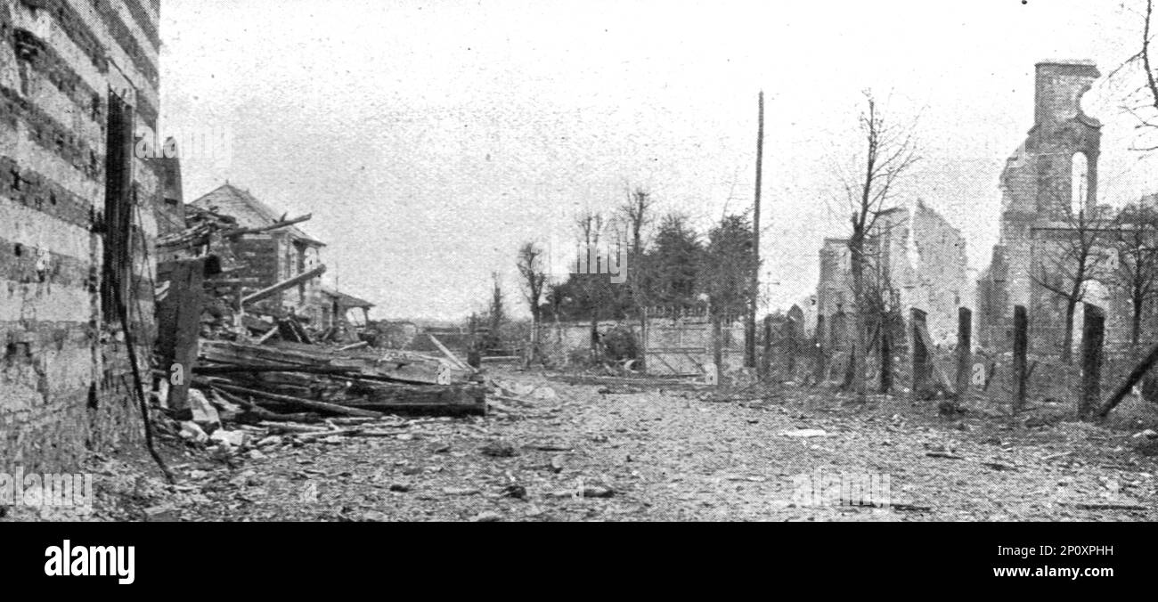 ''A Perthes-les Hurlus; une maison et la rue de l'Eglise a Perthes-les Hurlus', 1915. From "l'Album de la Guerre 1914-1919: Volume i" [l'Illustration, Paris, 1926]. Foto Stock