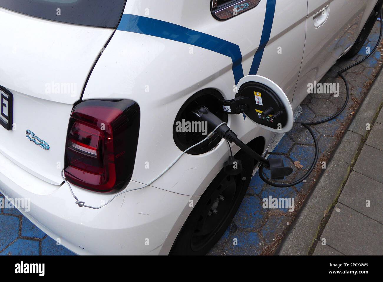 Elektrofahrzeug an der Ladestation / e-Auto / aufladen Foto Stock