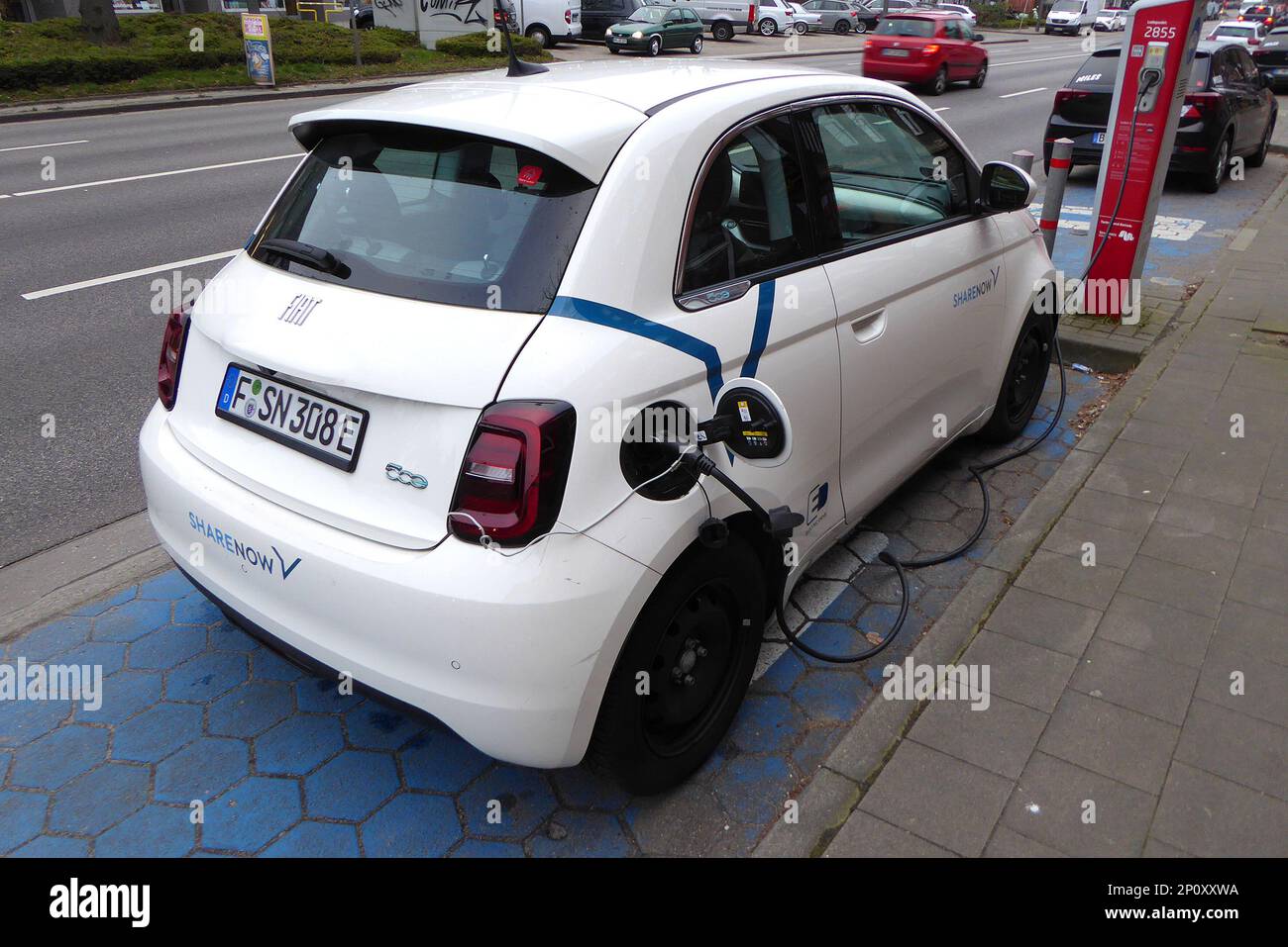 Elektrofahrzeug an der Ladestation / e-Auto / aufladen Foto Stock