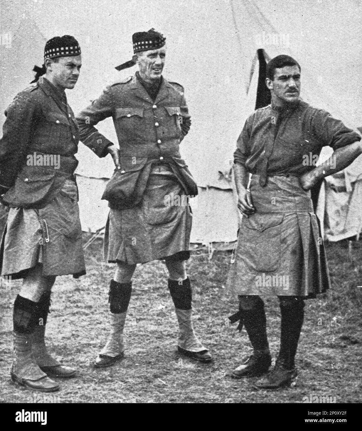''l'aide du Canada; Officiers de Highlanders canadiens', 1914. Da "l'Album de la Guerre 1914-1919: Volume i". [L'Illustration, Parigi, 1926]. Foto Stock