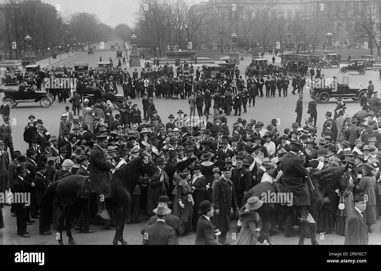 Pacifisti, 2 aprile 1917. Manifestanti anti anti-guerra negli Stati Uniti Capitol si è mobilitare contro il discorso del Presidente Wilson al Congresso chiedendo una dichiarazione di guerra. Foto Stock