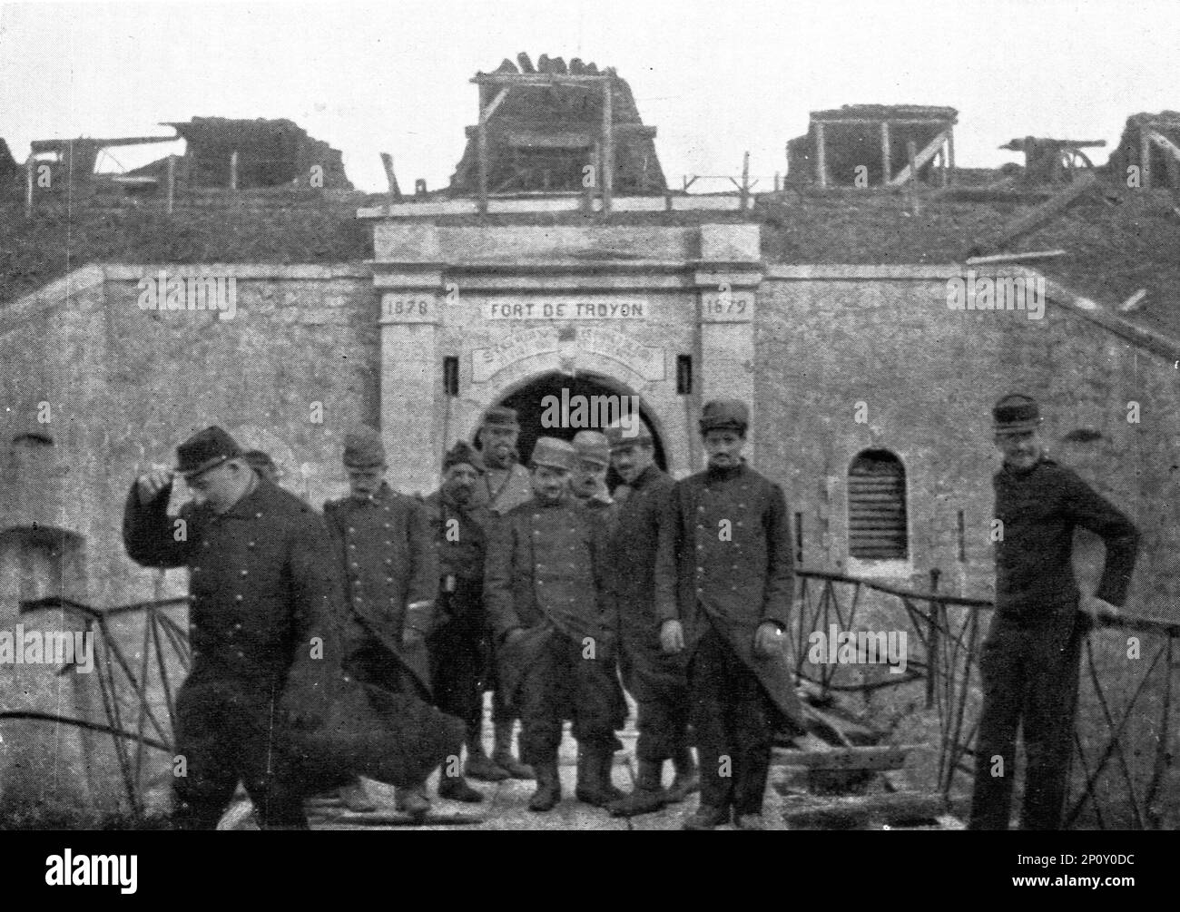 ''l'Heroique Defense de Troyon; l'entr&#xe9;e principale du Fort de Troyonau du bombardement', 1914. Da "l'Album de la Guerre 1914-1919: Volume i". [L'Illustration, Parigi, 1926]. Foto Stock