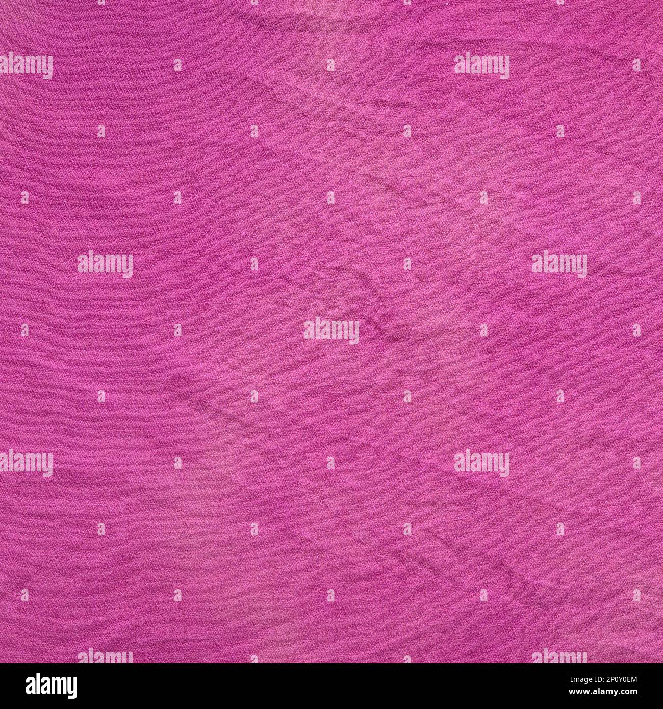 sfondo tessile quadrato - tessuto di seta schiacciato dipinto in viola con tie-dye macchie a casa Foto Stock